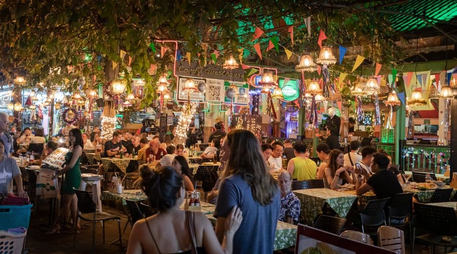 Photo of a crowded restaurant with no waiting lines